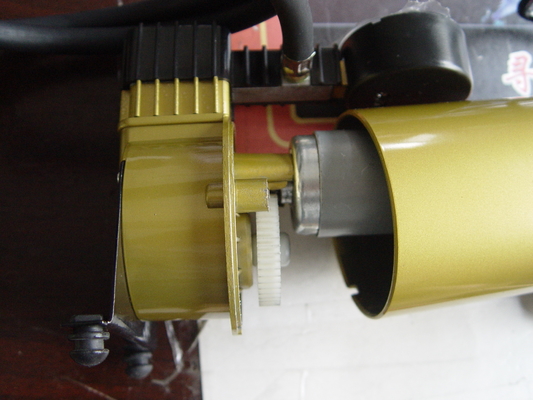 เครื่องอัดอากาศแบบพกพาโลหะสีเหลืองและสีเงินติดตั้งเครื่องอัดอากาศ 4x4